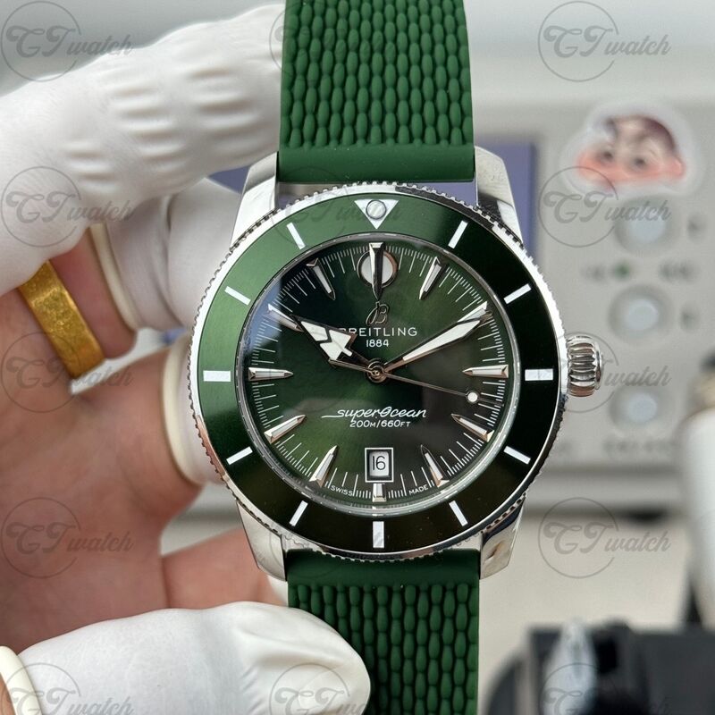 Montre Breitling SuperOcean Automatique 36mm en acier inoxydable (Mouvement Calibre 10 Premium, Artisanat de haute précision et Cadran vert forêt élégant, Design de plongée)