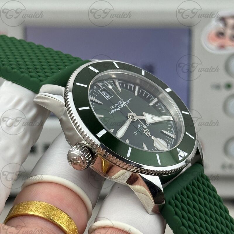 Montre Breitling SuperOcean Automatique 36mm en acier inoxydable (Mouvement Calibre 10 Premium, Artisanat de haute précision et Cadran vert forêt élégant, Design de plongée)