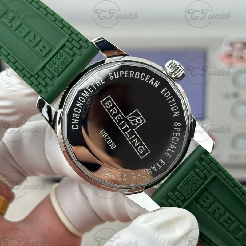 Montre Breitling SuperOcean Automatique 36mm en acier inoxydable (Mouvement Calibre 10 Premium, Artisanat de haute précision et Cadran vert forêt élégant, Design de plongée)