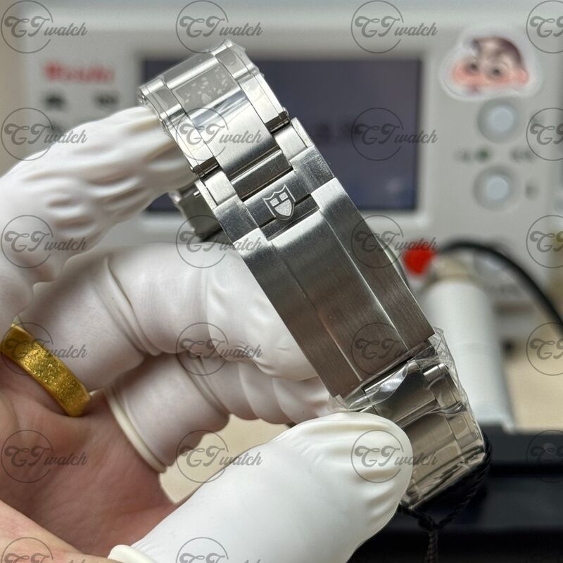 English: Tudor Black Bay GMT 41mm Stainless Steel Automatic Watch (Premium Cloned Calibre MT5652 Movement, High-Precision Craftsmanship & Classic Red-Blue GMT Bezel Design)